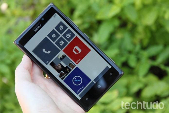 Lumia 925 tem corpo mais portátil (Foto: Allan Mello/TechTudo)