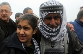 A menina palestina Malak al-Khatib, de 14 anos, é abraçada por seu pai após ser solta da prisão em Tulkarem, na Cisjordânia, nesta sexta-feira (13) (Foto: Jaafar Ashtiyeh/AFP) A menina palestina Malak al-Khatib, de 14 anos, é abraçada por seu pai após ser solta da prisão em Tulkarem, na Cisjordânia, nesta sexta-feira (13) (Foto: Jaafar Ashtiyeh/AFP)
