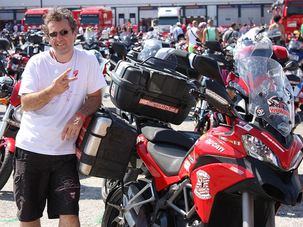 Brasileiro Guga Dias viajou 13.700 km para chegar em encontro de motos na Itália (Foto: Rafael Miotto/G1)