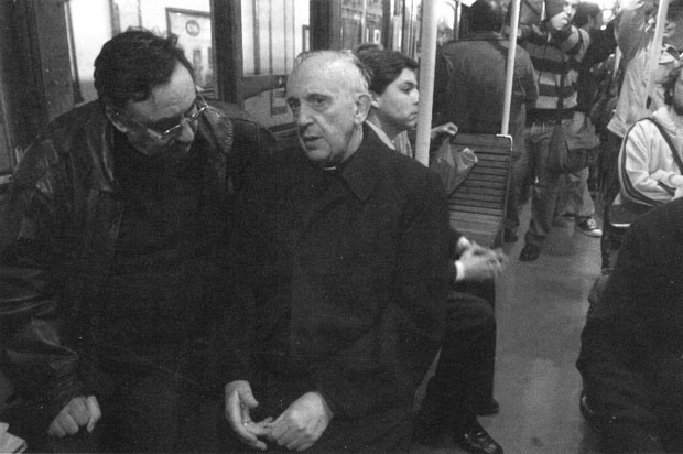 Bergoglio conversa com um homem durante a viagem de metrô, em imagem da mesma data em 2008 (Foto: AP/cortesia de Sergio Rubin)