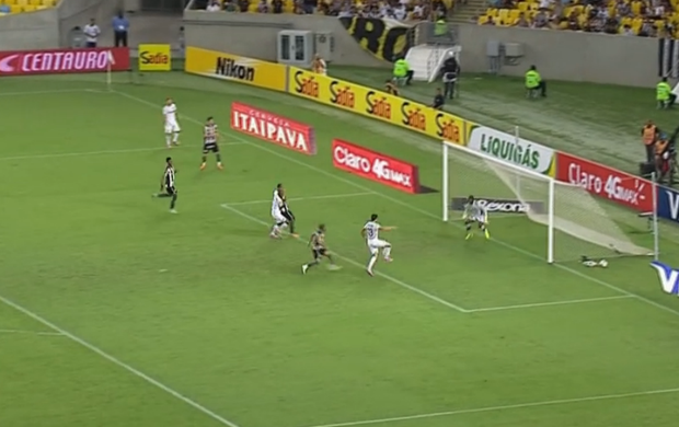 Alan Santos perde chance cara a cara com Andrey, do Botafogo (Foto: Reprodução SporTV)