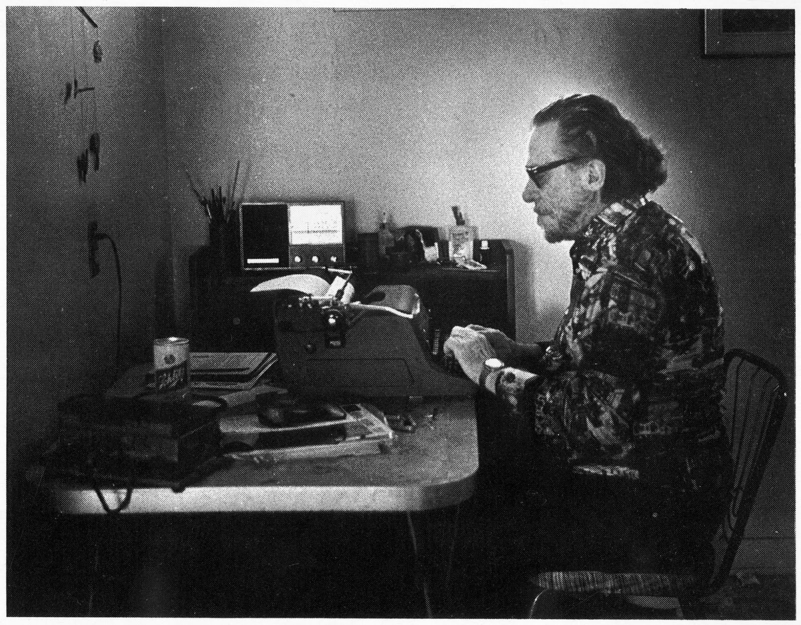 Escritor, poeta e cronista, Charles Bukowski também era um adepto das máquinas de escrever. Seu amor por elas era tanto que ele escreveu o poema IBM Selectric, mesmo nome de um modelo de máquina que tinha. Na foto, ele escreve em sua Royal HH (Foto: Reprodução)