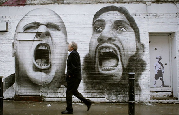 O britânico Ben Slow, que mora em Londres, diz procurar retratar o ambiente urbano e as ''pessoas que habitam a cidade que amo''. Nesta obra sem título em Hanbury Street, no leste da cidade, perto de Brick Lane, ele põe lado a lado um skinhead com um muçulmano de origem asiática, como que destacando os extremos da vida urbana britânica (Foto: BBC)