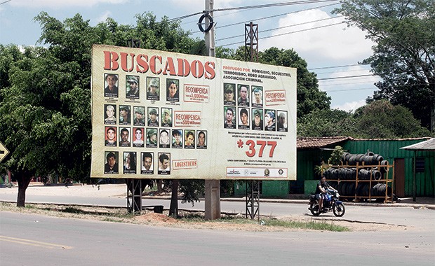 CAÇA AO EPP Na cidade de Horqueta, no norte do Paraguai, um cartaz do governo paraguaio oferece recompensas pela prisão de 26 guerrilheiros do EPP  (Foto: Rogério Cassimiro)