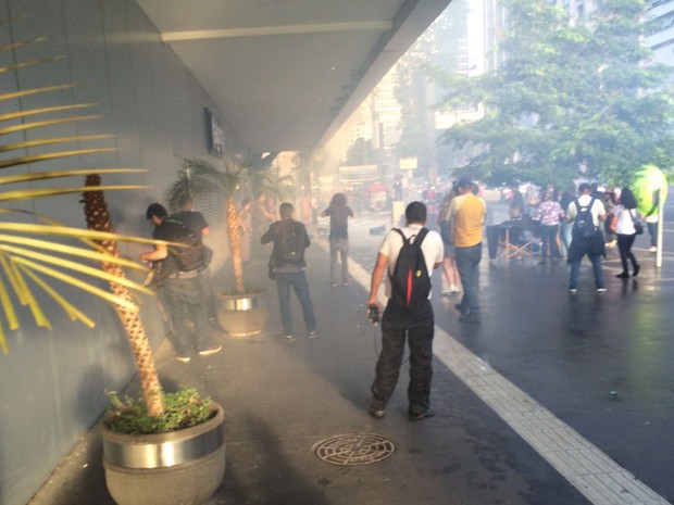 PM usa bomba de efeito moral em manifestação do MTST, na Avenida Paulista (Foto: Lívia Machado/G1)