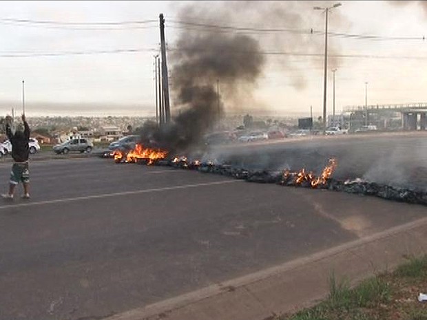 Manifestantes fecharam a EPTG, sentido Plano Piloto, na manhã desta sexta-feira (15) (Foto: TV Globo/ Reprodução)