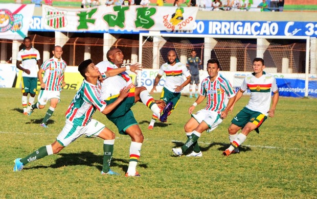 Baraúnas e Sampaio Côrrea fizeram uma partida bastante movimentada (Foto: Wilson Moreno/Gazeta do Oeste)