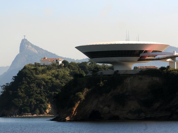 No Museu de Arte ContemporÃ¢nea, em NiterÃ³i (RJ), Niemeyer aproveitou a localizaÃ§Ã£o, na beira do mar, para embelezar a construÃ§Ã£o (Foto: Alexandre DurÃ£o/G1)