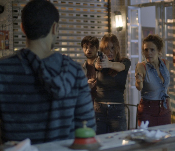 Eliza aponta arma para Jacaré (Foto: TV Globo)