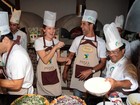 Letícia Birkheuer e Marcos Pasquim preparam pizzas em São Paulo