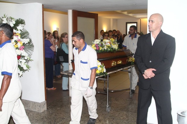 Corpo de Yoná Magalhães segue para cremação (Foto: Anderson Borde/AgNews)