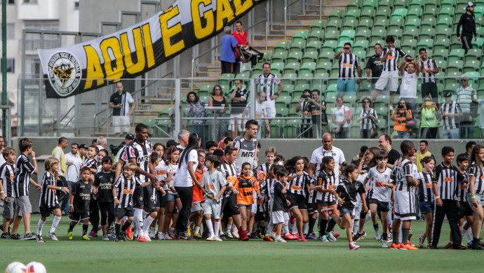 Jogadores do Atlético-MG entram em campo para mais um jogo no Independência (Foto: Bruno Cantini)