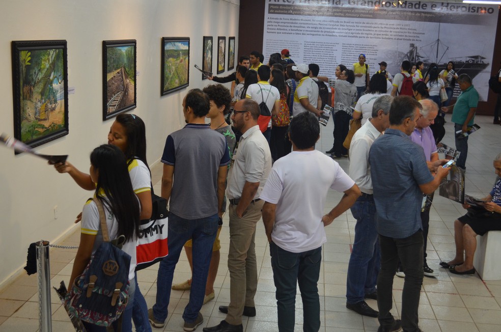 A abertura da exposição foi prestigiada por convidados e estudantes do ensino médio (Foto: Toni Francis/G1)