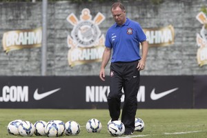 Por reforços, Mano quer diretoria do Corinthians atenta a oportunidades