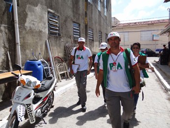 Agentes percorrem casas, de perto em porta. (Foto: Katherine Coutinho / G1)