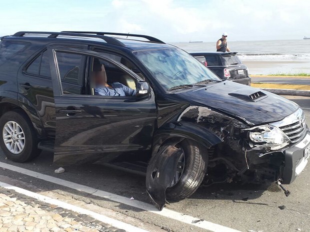 Veículo SUV bateu e derrubou poste na Av. Litorânea, em São Luís (MA) (Foto: Domingos Ribeiro / Mirante AM)