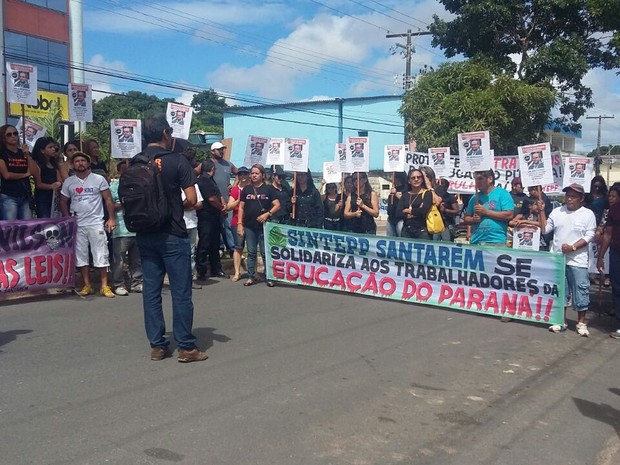 Manifesto reuniu professores e vigias em frente do Fórum de Santarém (Foto: Marina Bandeira/ TV Tapajós)