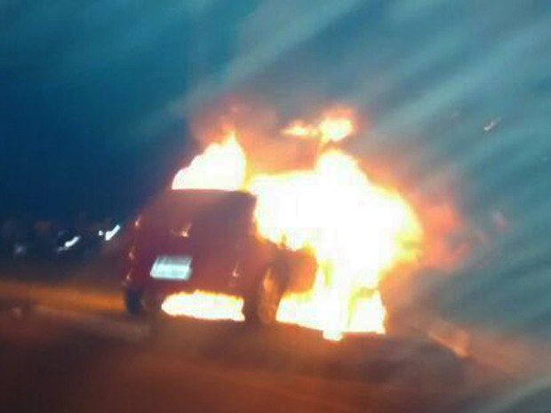 Veículo Gol ficou em chamas logo após a colisão (Foto: Lucas Vieira/G1)