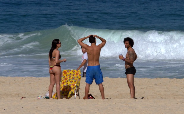 Marcelo lateral esquerdo da Seleção Brasileira com amigos na praia de Ipanema (Foto: Wallace Barbosa/AgNews)