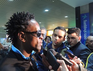 Zé Roberto concede entrevista na chegada do Grêmio a Porto Alegre (Foto: Hector Werlang/Globoesporte.com)