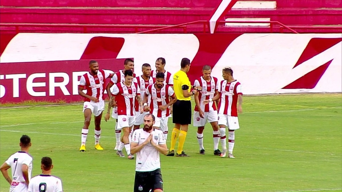 Hélio dos Anjos valoriza atitude do Náutico em goleada e projeta