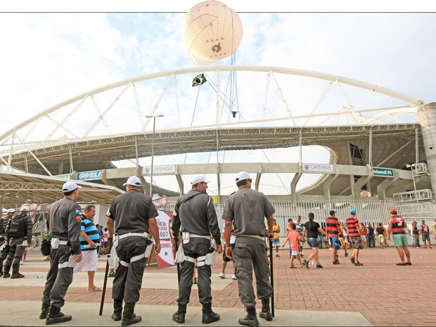 Protótipo do balão que será usado pela PM no RJ (Foto: Fotomontagem de Miguel Heichard sobre foto de Rogerio Santana )