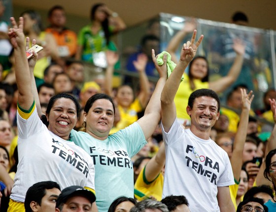 Mulheres protestam contra o presidente interino Michel Temer durante finais da equipe de ginástica artística na arena olímpica durante os Jogos Olímpicos Rio 2016 (Foto: Thomas COEX/AFP) Mulheres protestam contra o presidente interino Michel Temer durante finais da equipe de ginástica artística na arena olímpica durante os Jogos Olímpicos Rio 2016 (Foto: Thomas COEX/AFP)