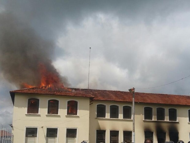 Presos atearam fogo em penitenciária (Foto: César Evaristo/TV TEM)