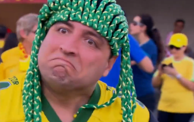 &quot;Homem Piruca&quot; aparece na Arena Corinthians com garoto fã de Modric (Foto: Reprodução SporTV)