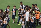 Gols, dribles e homenagem misteriosa: Ronaldinho volta em grande estilo Gols, dribles e homenagem misteriosa: Ronaldinho volta em grande estilo