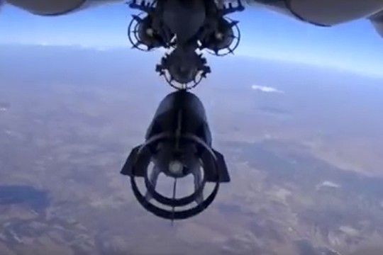Um avião russo sobrevoa o territória sírio. O intuito é combater o grupo Estado Islâmico (Foto: Russian Defense Ministry Press Service via AP)