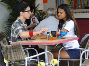Maná percebe que está sendo filmada e não gosta (Foto: Malhação / Tv Globo)