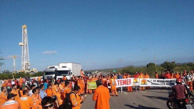 Petroleiros que trabalham em Mossoró interditaram trecho da BR-304 (Foto: Divulgação/PM)