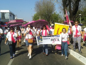 Participantes percorrem a avenida Frei Serafim (Foto: Gustavo Almeida/G1 PI)