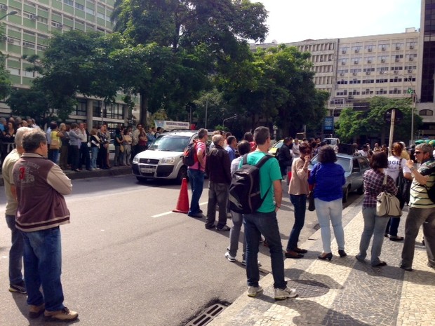 Ato dos servidores ocupava uma faixa da Avenida Franklin Roosevelt, no Centro do Rio, em torno de 11h40 desta terça-feira (3). (Foto: Cristiane Cardoso / G1)
