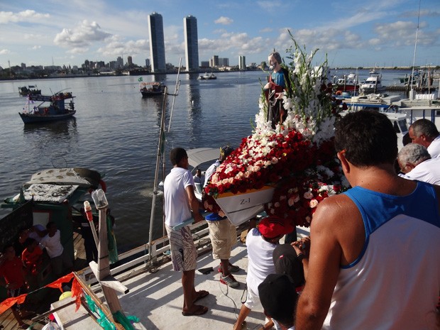 Barcos fazem homenagem a São Pedro em Brasília Teimosa (Foto: Katherine Coutinho/G1)