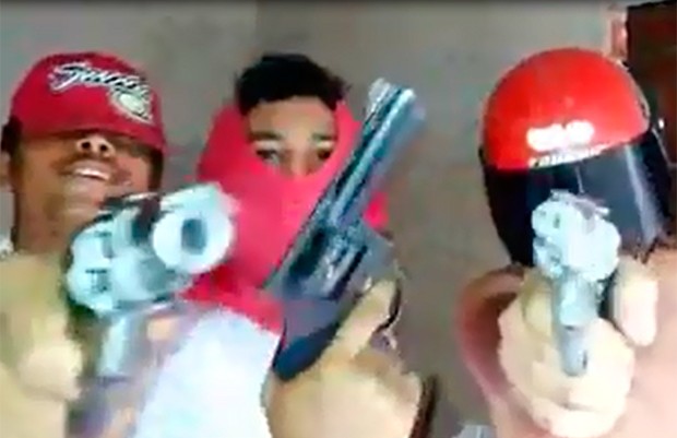 Polícia tenta identificar suspeitos que aparecem nos vídeos ampunhado armas e fazendo apologia ao crime (Foto: Divulgação/Polícia Civil do RN)