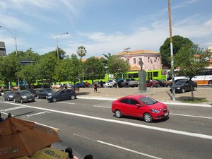Motoristas tentaram fugir do congestionamento andando pelo canteiro da Avenida Frei Serafim (Foto: Mirian Gomes)