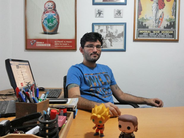 Para o professor Moisés Costa, o melhor de morar sozinho é ter o controle de todos os gastos e manter o ambiente de acordo com o seu gosto pessoal (Foto: Frederico Martins/G1)