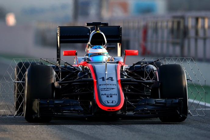 McLaren chama a atenção em Barcelona pelo curioso "apetrecho" acoplado no novo carro (Foto: Getty Images)