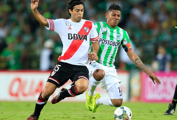 Daniel Bocanegra e Teofilo Gutierrez Nacional x River Plate (Foto: AFP)