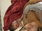 Aryane Steinkopf posa ao lado do filho recém-nascido: 'Descabelada'