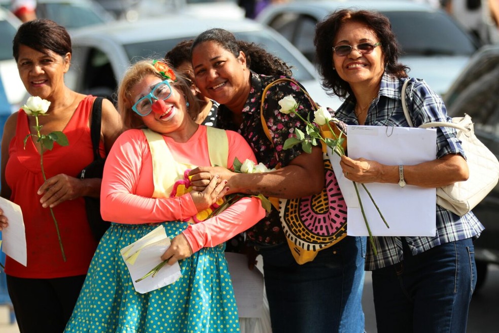 Foram mais de três mil rosas brancas distribuídas (Foto: Marlon Costa/Pernambuco Press)