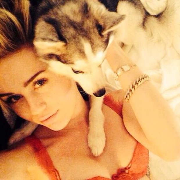 Miley Cyrus posa com seu cachorrinho de estimação (Foto: Instagram/ Reprodução)