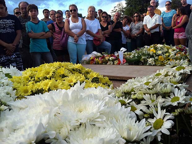 Cerca de 400 pessoas acompanharam o enterro do médium em Uberaba (Foto: Paulo Borges/G1) Cerca de 400 pessoas acompanharam o enterro do médium em Uberaba (Foto: Paulo Borges/G1)