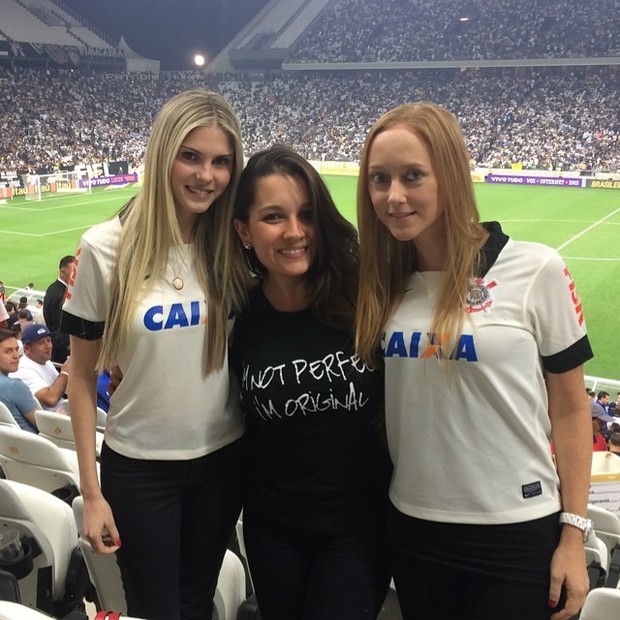 Bárbara Evans com amigas na Arena Corinthians, em São Paulo (Foto: Instagram/ Reprodução)