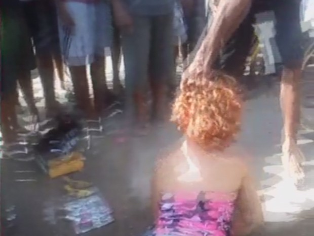 Dona de casa foi puxada pelo cabelo durante linchamento em Guarujá (Foto: Reprodução / TV Tribuna)