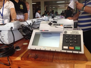 Urnas eletrônicas foram carregadas e lacradas, em Macapá (Foto: Fabiana Figueiredo/G1)