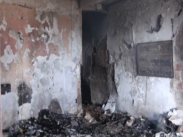 Casa de pais de suspeito de esfaquear ex-namorada pega fogo em Salvador (Foto: Reprodução / TV Bahia)