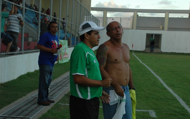 Neto Maradona, técnico do Sousa, sem camisa (Foto: Larissa Keren / Globoesporte.com/pb)